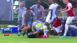 Нахлул на терена фен получи ритник в главата от футболист (ВИДЕО)