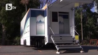 Токио 2020: Молитва в подвижна джамия (ВИДЕО)