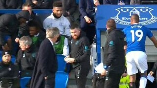 Забавена смяна заради... забравен чорап