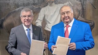 Руски милиардер предаде олимпийския манифест на МОК (ВИДЕО)