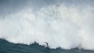 Огромна вълна прати португалски сърфист в болница (ВИДЕО)