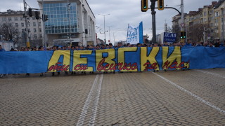 Хиляди фенове на 