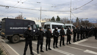 Задържаха 10 души преди 