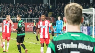 Цял стадион нападна фен, обидил футболист на расистка основа (ВИДЕО)