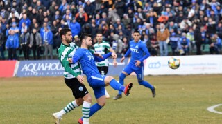 Много нерви, два червени картона и лудо равенство между 