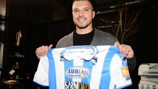 Божинов на скамейката, но с червен картон в първия си мач за 