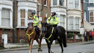 Конна полиция между феновете на 