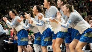 Баскетболистки от САЩ изумиха със стрелба от центъра (ВИДЕО)