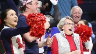 84-годишна спечели кола с брилянтен удар ала Тайгър Уудс (ВИДЕО)