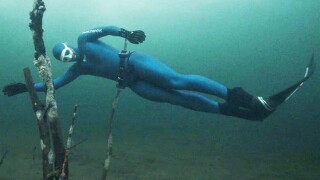 На един дъх! 180 метра плуване под лед (ВИДЕО)