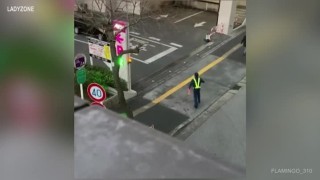 Вижте танците на пазач на паркинг, които бяха харесани над 200 хиляди пъти (ВИДЕО)
