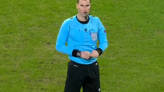 Шоу в Лига Европа: Три дузпи и червен картон в мача на Кабаков