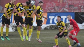 Късен гол донесе първа точка за 