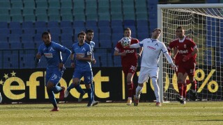 Съдията първо даде, а после отмени дузпа при скучно равенство между 