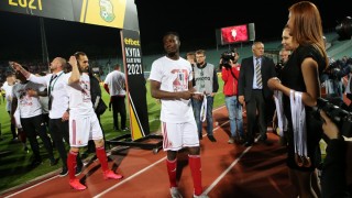 Вдъхновен от феновете, Бисмарк Чарлс пусна на търг медала си от Купата на България (ВИДЕО) 