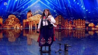 Николинка и котката Моцарт изпълняват народна песен