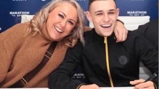 Майката на Фил Фоудън в жестоко сбиване с фенове (ВИДЕО)