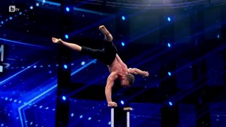 Димитрий Малаков демонстрира невероятен баланс