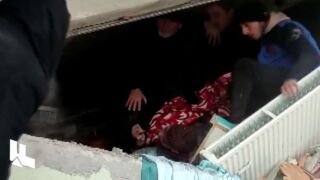 Треньор на Хатайспор спасява животи в руините (ВИДЕО) 