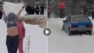 Фенка показа гърдите си на рали и предизвика катастрофа (ВИДЕО)