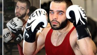 Сляп боксьор на ринга срещу съперник с нормално зрение