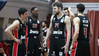 Ограбиха двама съотборници на Везенков