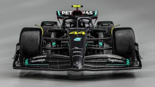 Мерцедес изцяло в черно за новия сезон във Ф1