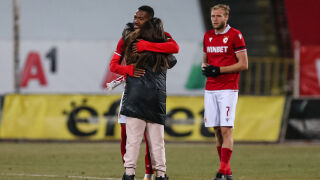 Прегръдка с фенка коства на ЦСКА 3000 лева 