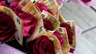 Колко процента от читателките на LadyZone одобряват букет с банкноти