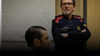 Алвеш през сълзи: Докосваше ме по слабините, търкаше се в мен (ВИДЕО)