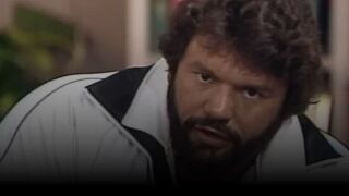 Бивш кечист, обвинен за убийството на съпругата си, се стреля с полицията