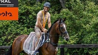 Скандал: Олимпийски медалист яхна кон по еротичен бански (ВИДЕО)