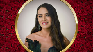 Надя от "Ергенът" за сватбата на див плаж с небрежна рокля, която се развява