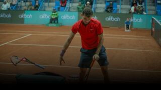 Как да чупите тенис ракети по средата на мач?