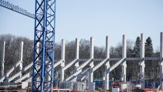 25 от 54 колони: 150 работници строят 