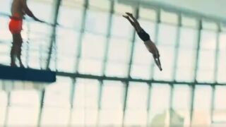 10 от 10: Футболен треньор смая със скок (ВИДЕО)