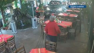 Снимка: Пикап влетя в ресторант: Какво е състоянието на ранената жена?