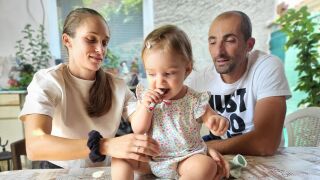 С пагони към върха: Владо, Милена и животът в казарма (ВИДЕО)