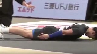 Така се извинява на жена: Волейболист взриви мрежата (ВИДЕО)