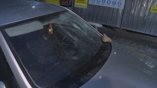 Снимка: „Или ще загасите колата, или ще тръгнете веднагически“: Защо мъж хвърли камък по автомобил в центъра на София?