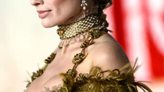 Марго Роби шокира: Носи косите на Емили Бронте като аксесоар! (СНИМКИ)