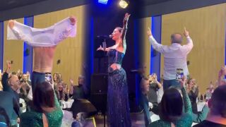 Футболен бос трябва да лежи в затвора, но къса ризи на концерт на Цеца (ВИДЕО)