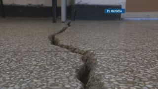 Снимка: Ученици от 93. СУ учат в столовата над два месеца заради пукнатини по сградата