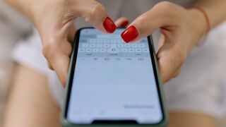 От първа среща до арест: Жена заля мъж със 159 000 съобщения! 