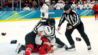 Жесток бой помрачи олимпийски хокеен мач (ВИДЕО)