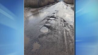 Снимка: „Дупки с път“: Шофьори от столичния кв. „Бенковски“ искат спешен ремонт на ул. „Биримирски извор“