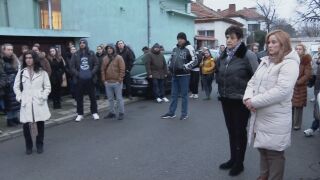 Снимка: „Заключени в класните стаи“: Десетки родители в Сливен на протест заради агресивно поведение на ученик