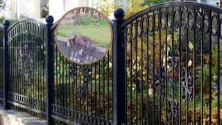 92-годишна жена прескочи ограда на старчески дом, но не, за да избяга (СНИМКИ)