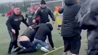 Шокиращо ВИДЕО 18+: Родители се налагат без милост на детски мач