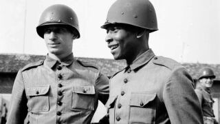 Краля на футбола с пушка в ръце! (СНИМКИ)